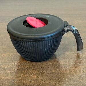 TUPPERWARE BLACK VENT N SERVE 2 CUP SOUP MUG WITH HANDLE AND VENTED LID